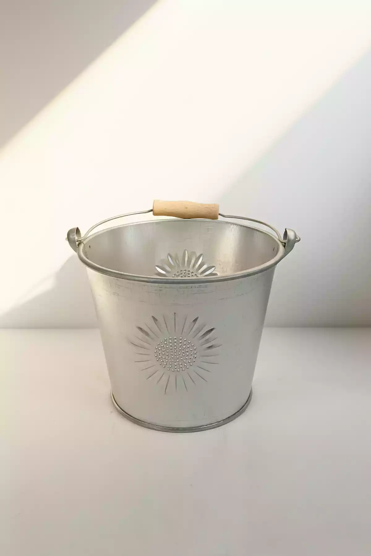 Metal Çok Amaçlı 2.3 Litre Güneş Kabartmalı Mini Kova - Dekoratif Saklama Kabı (14 cm)